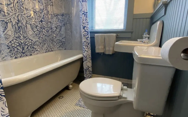 Vineyard Mansion & Carriage House Bed & Breakfast