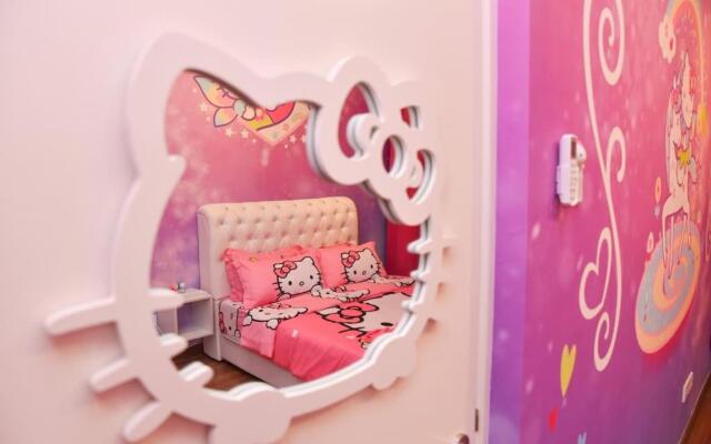 Play at HELLO KITTY Kawaii Fun House