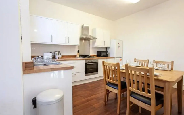 Spacious Cosy 2 Bedroom House by Bridgewater Canal