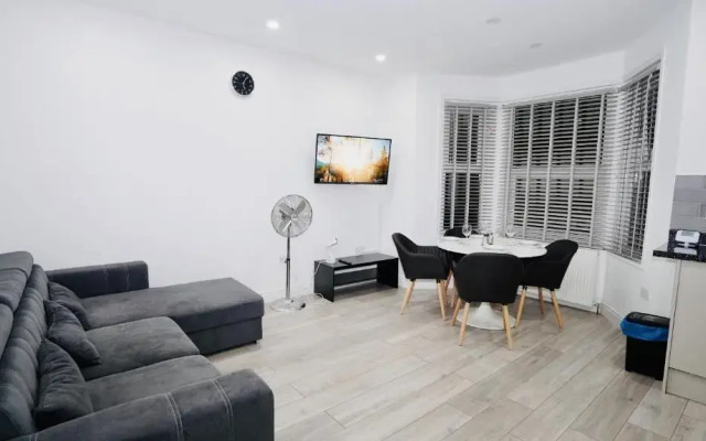 Luxury Apt Close To Ilford Station - Free Parking