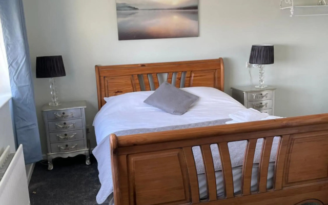 Causeway View Portrush - large 4 bedroom seafront house