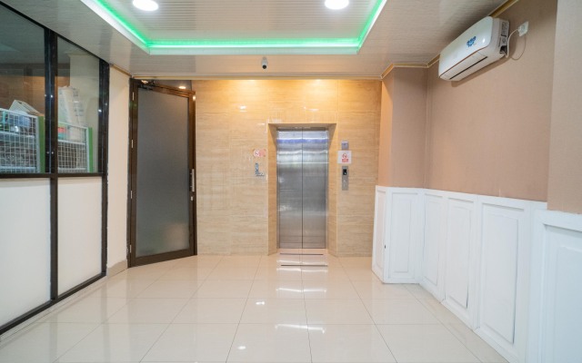 RedDoorz Plus Syariah near Pasar Turi