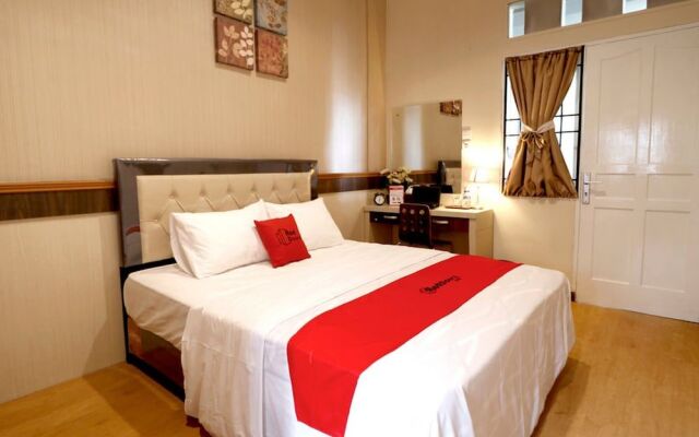 RedDoorz Plus Near Universitas Sumatera Utara