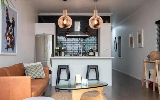Modern 1 Bedroom Apartment With Spacious Courtyard in CBD