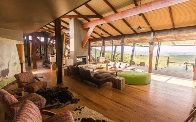 Rhino Ridge Safari Lodge
