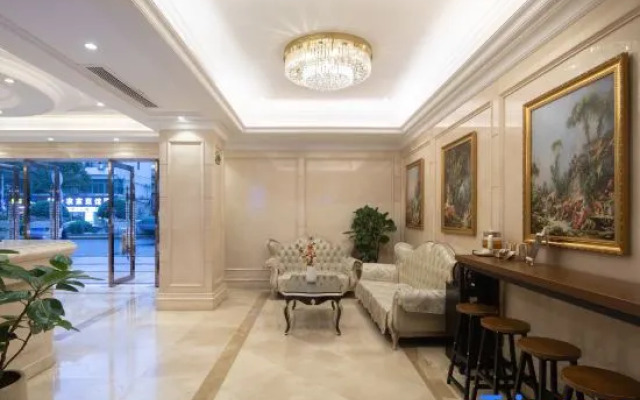 Vienna Hotel (Shenzhen Guanlan Changhu Metro Station) )