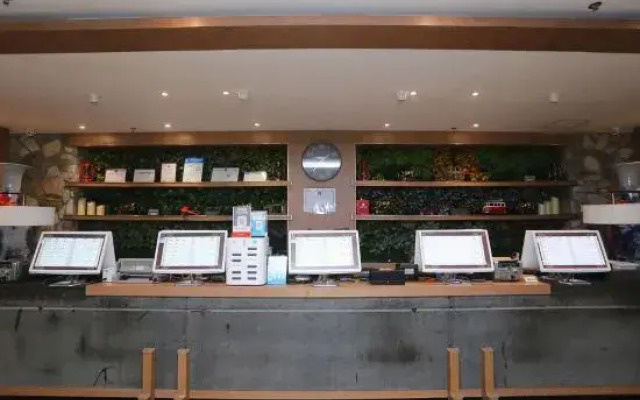 Changchun Lanhai Tangquan Business Hotel