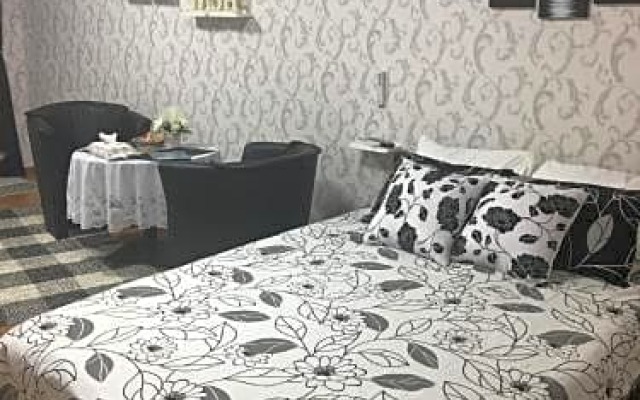 Ken's Beachfront Cafe & Lodge BL4, Oceanfront with Free Canoe Rental