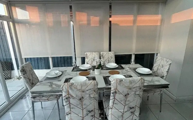 Dartford, 4 Beds, Sleeps 8, Near Bluewater and M25