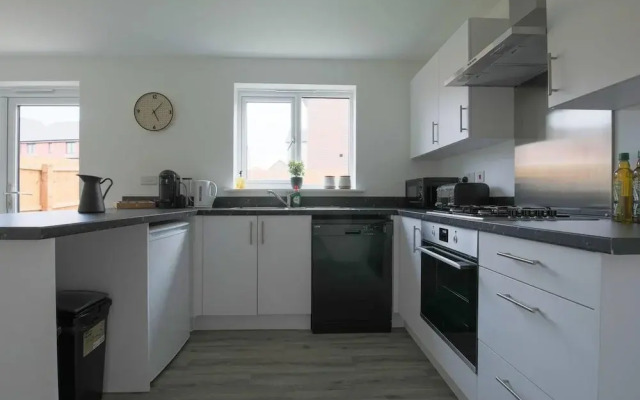 Beautiful 4-bed House 15 Mins to Cardiff & Newport