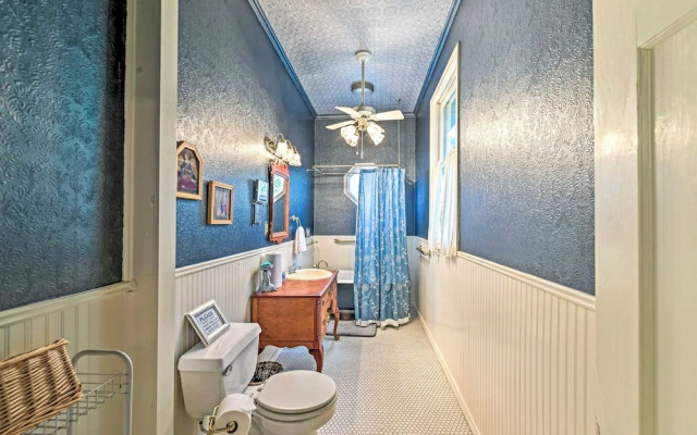 The Lilly House: Historic Glen Rose Home w/ Porch!