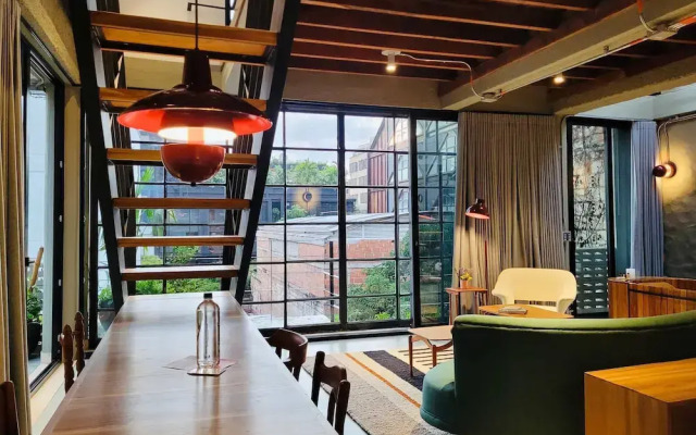 6BR Designer Retreat With Jacuzzi Near Provenza