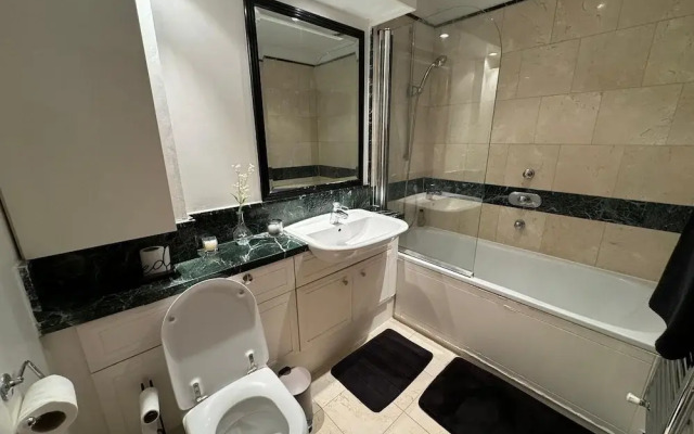Luxury Apartment In London - Pool Spa & Gym