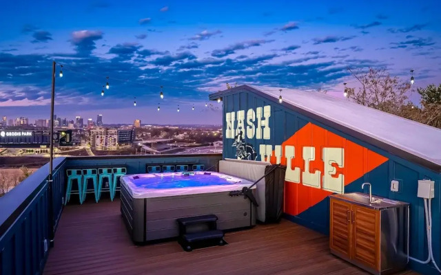 Twin Homes Hot Tub Rooftop Game Zone at Nashville