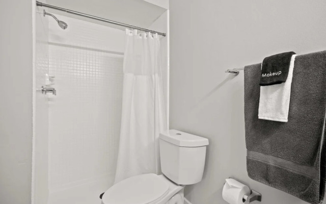 Stylish 2BR 2BA Stay in Prime Location