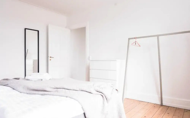 Beautiful 2-bed With Large Balcony