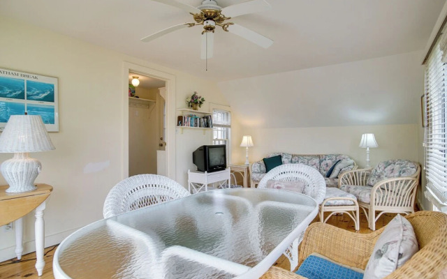 Walk to Beach: Chatham Getaway w/ Sunroom!
