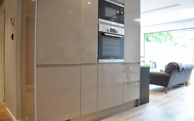 Spacious 2 Bedroom Flat With Garden