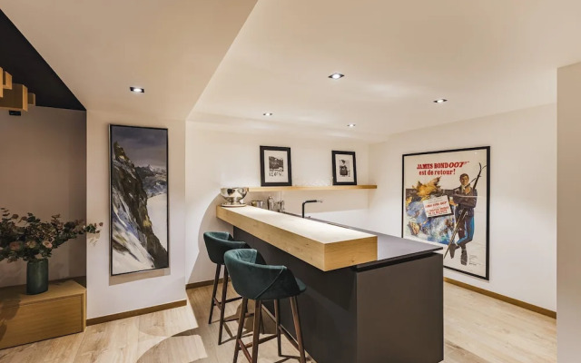 Chalet Black Squirrel Luxury Retreat With hot tub Sauna