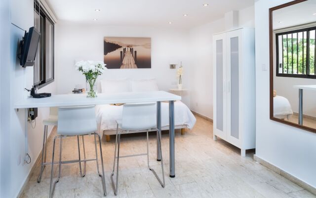 Silver Apartment