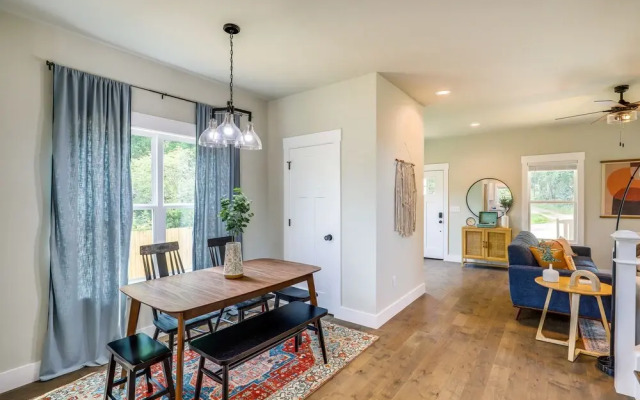 Getaway w/ Fire Pit: 3 Mi to River Arts District!