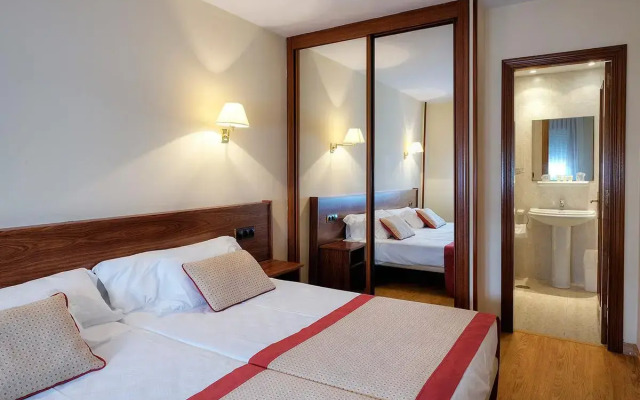 Palacio Arias and Hotel y Apartamentos Arias