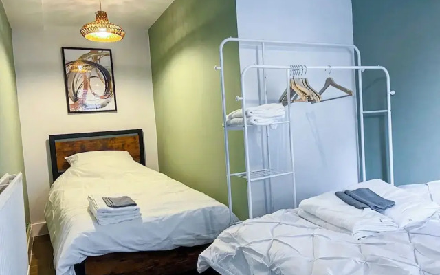 Stylish Home for 6 in Reading