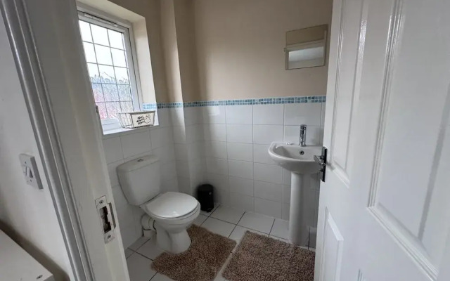 Spacious 4Bd House With Character In Coventry