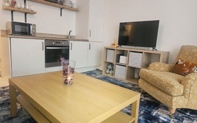 Seaside Haven Coastal Comfort 200m from the Beach