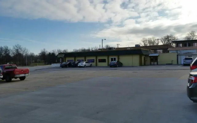 Super 8 by Wyndham Macomb