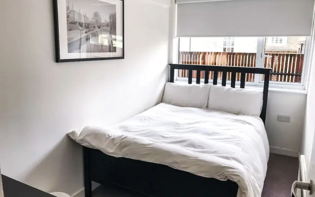 Entire 2 Bedroom Flat Next to Kings College