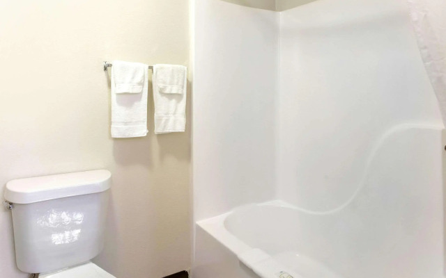 Quality Inn & Suites Metropolis I-24