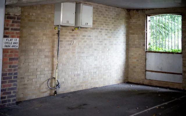 Sunny Summertown Apartment for 3 With Parking