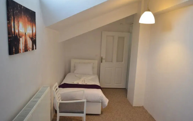 White Suite & Apartments