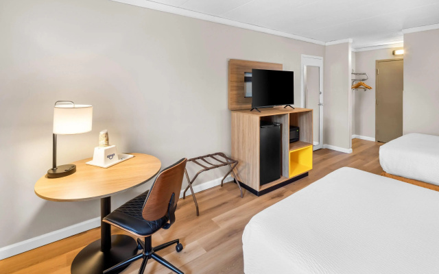 Days Inn by Wyndham Columbus East Airport - Image 6