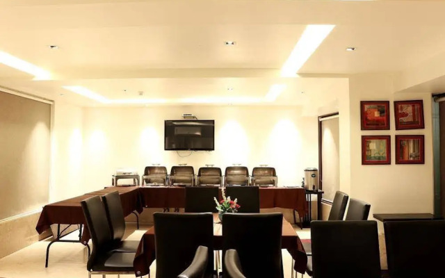 OYO Premium Harish Mukherjee Road
