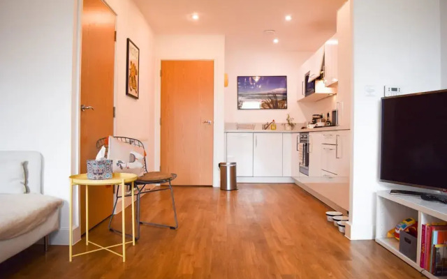 Modern 1 Bedroom House in Pontoon Dock