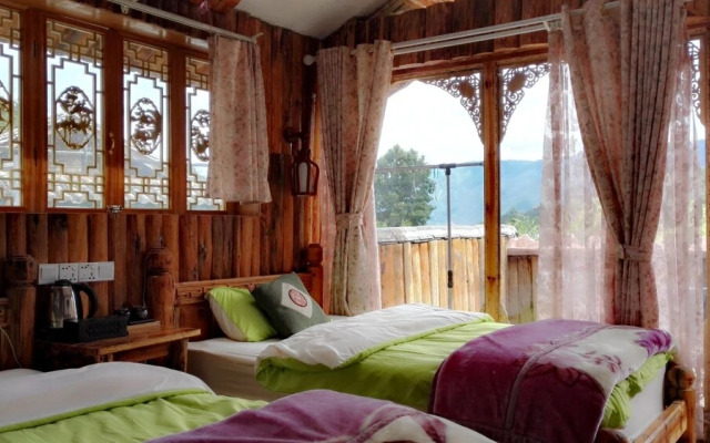 Luguhu Lakeside Apu Guest House