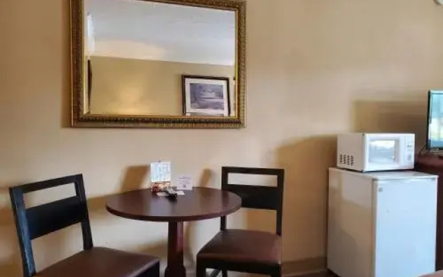 Colonial House Motel