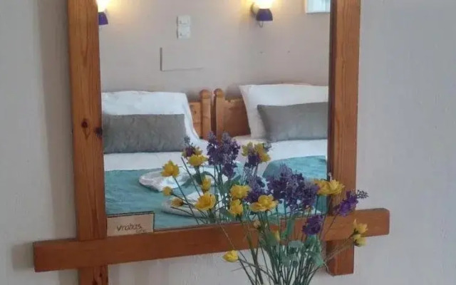 Vrohaki Studios & Rooms