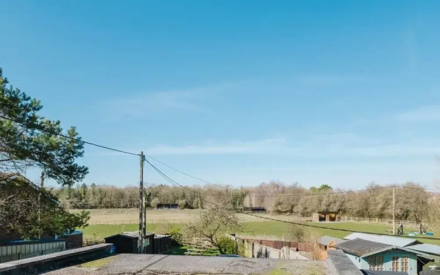 Idyllic Foodie Retreat above Silks Pub