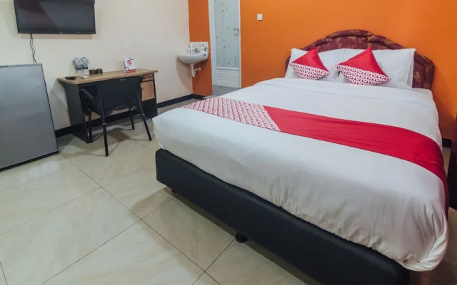 OYO 2010 Satria Guest House – Guest Rooms – Ambon