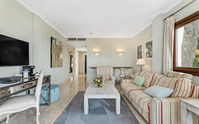 Suite with sea views within Hotel Puente Romano Marbella