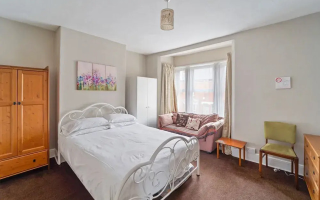 4 Bed Homely Retreat - Wolverhampton