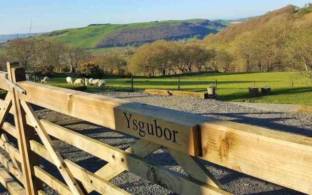 Nant yr Onnen B&B and Ysgubor Holiday Cottage