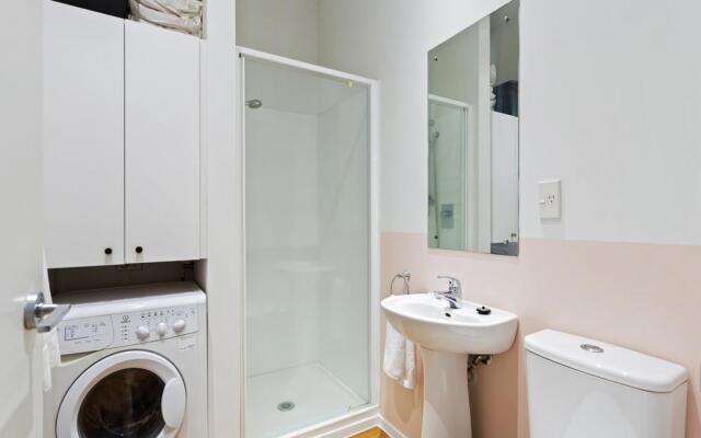 Cosy Central Apartment - Charming Building