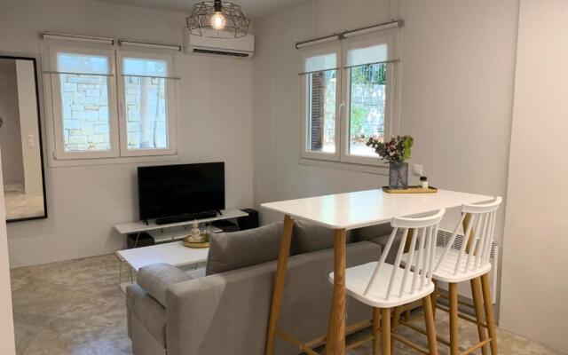 Renovated apartment in Kifissia Center near Metro G25