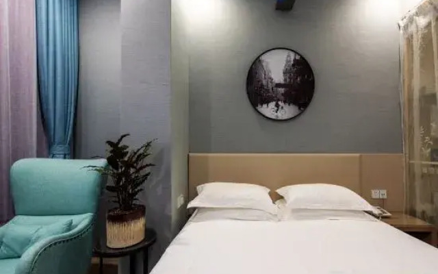 Aixiang Hotel (Shanghai Songhong Road Subway Station)