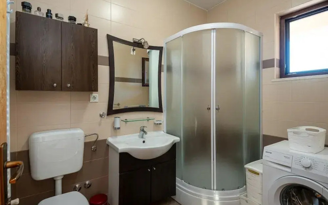 Modern Apartment With Balcony and Garden