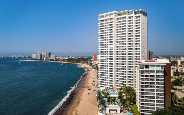 Stunning Beachfront Condo - Sea Views